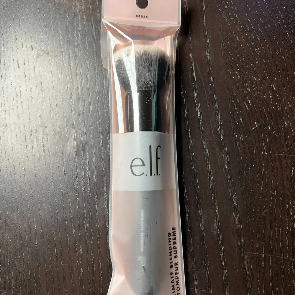 2/$10 💥 NEW (#84034) e.l.f Ultimate Blending Brush for Your Face (2372)